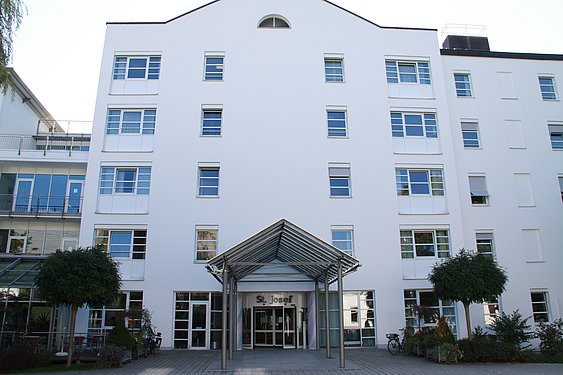Der Haupteingang des Caritas-Krankenhaus St. Josef