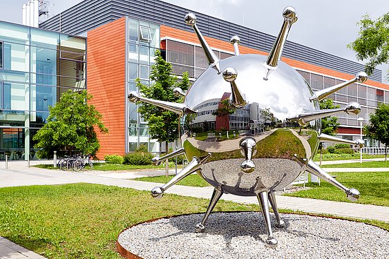 Das Kunstwerk "Erreger" am UKR