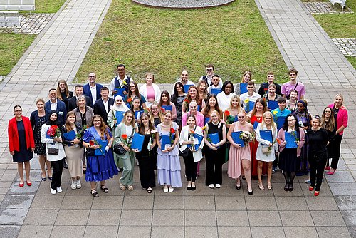 Die Schüler der beiden Abschlussklassen Velenichi und Nala-nobis halten stolz ihr Examen in Händen.