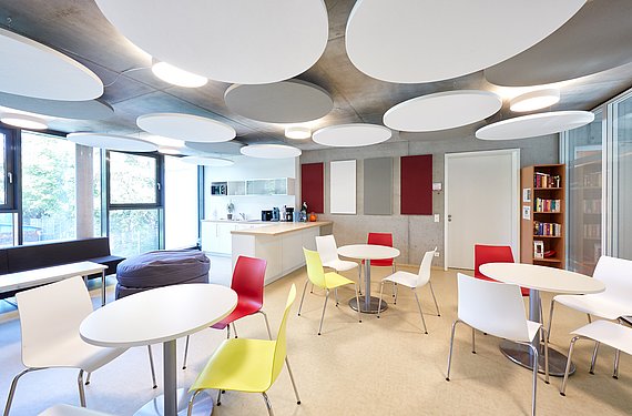 Der voll ausgestattete Aufenthaltsraum der Berufsfachschule