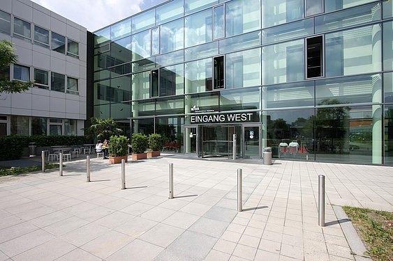 Der Eingang West des UKR