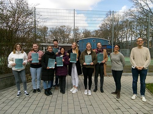 Schüler erhalten den EU-Mobilitätspass.