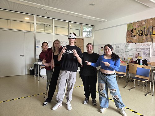 Die Schüler des PflegeCampus mit den neuen VR-Brillen