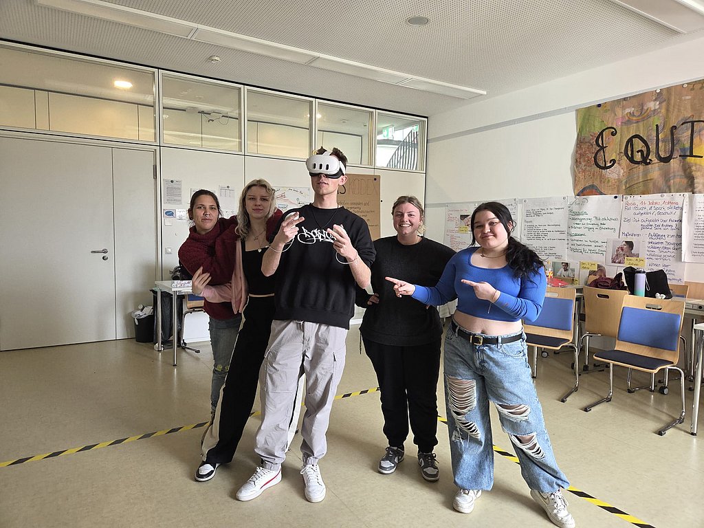Die Schüler des PflegeCampus mit den neuen VR-Brillen