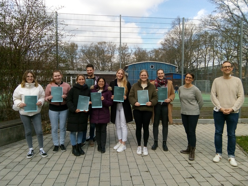 Schüler erhalten den EU-Mobilitätspass.